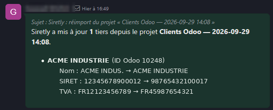 Message dans le fil de discussion d'une fiche Odoo : ancienne et nouvelle valeur du nom, du SIRET et de la TVA